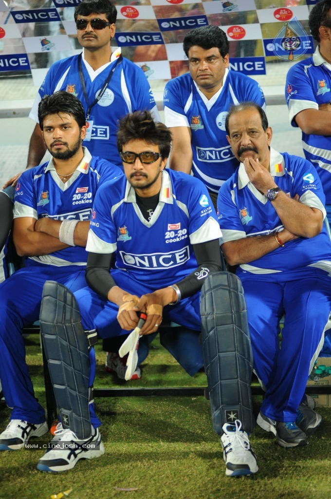 Telugu Warriors Vs Karnataka Bulldozers Match Photos 03 - 44 / 84 photos