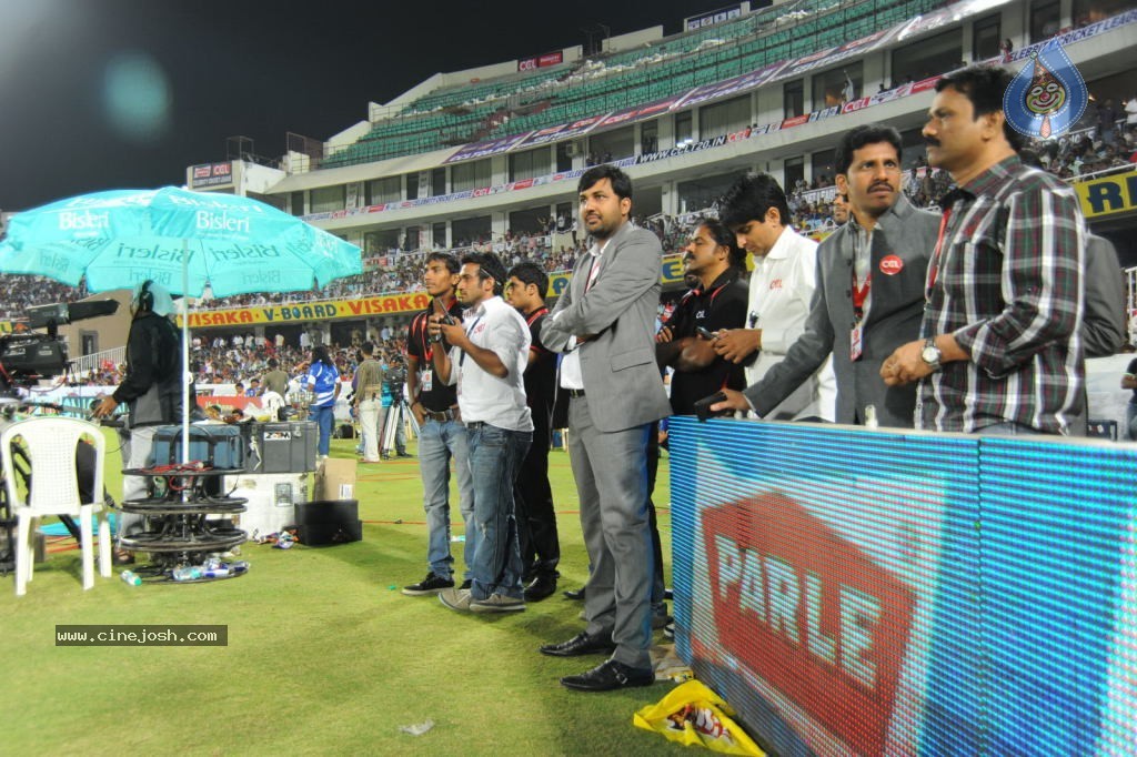 Telugu Warriors Vs Karnataka Bulldozers Match Photos 03 - 46 / 84 photos