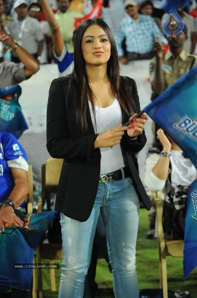 Telugu Warriors Vs Karnataka Bulldozers Match Photos 03 - 58 / 84 photos
