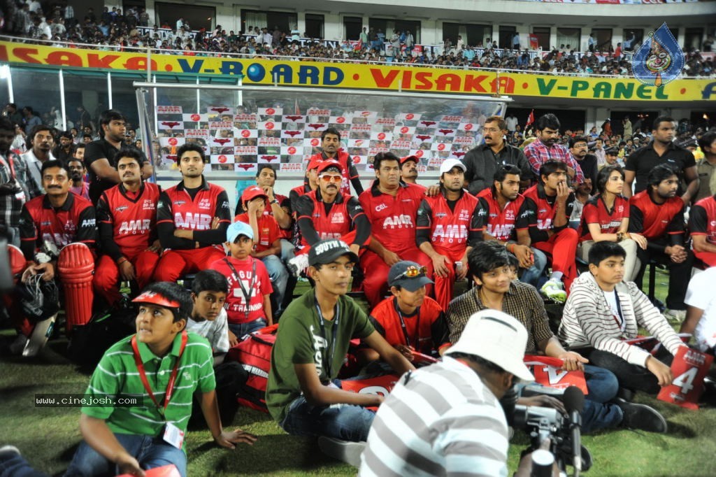 Telugu Warriors Vs Karnataka Bulldozers Match Photos 03 - 62 / 84 photos