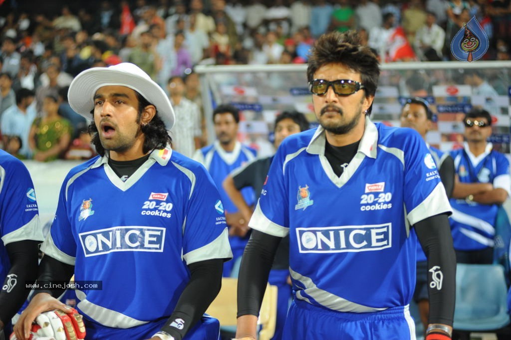 Telugu Warriors Vs Karnataka Bulldozers Match Photos 03 - 75 / 84 photos