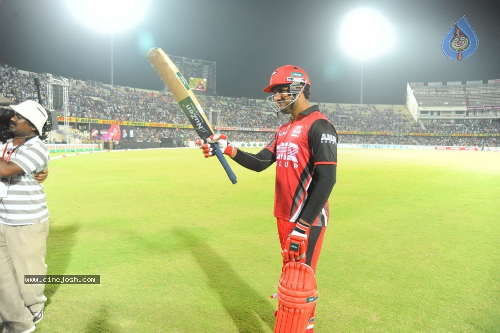 Telugu Warriors Vs Karnataka Bulldozers Match Photos 04 - 33 / 173 photos