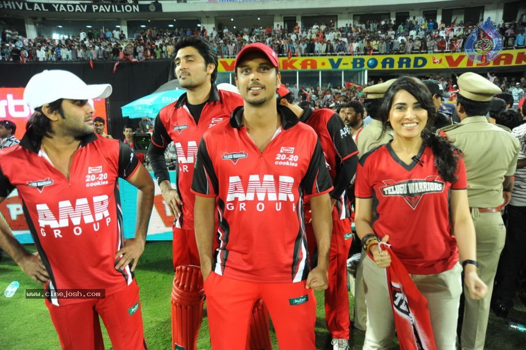 Telugu Warriors Vs Karnataka Bulldozers Match Photos 04 - 35 / 173 photos