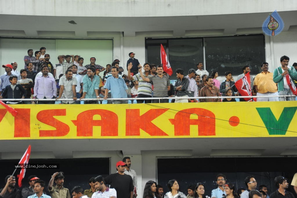 Telugu Warriors Vs Karnataka Bulldozers Match Photos 04 - 45 / 173 photos