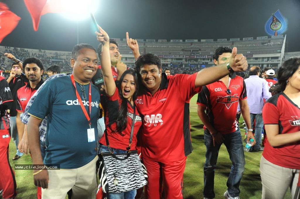 Telugu Warriors Vs Karnataka Bulldozers Match Photos 04 - 48 / 173 photos