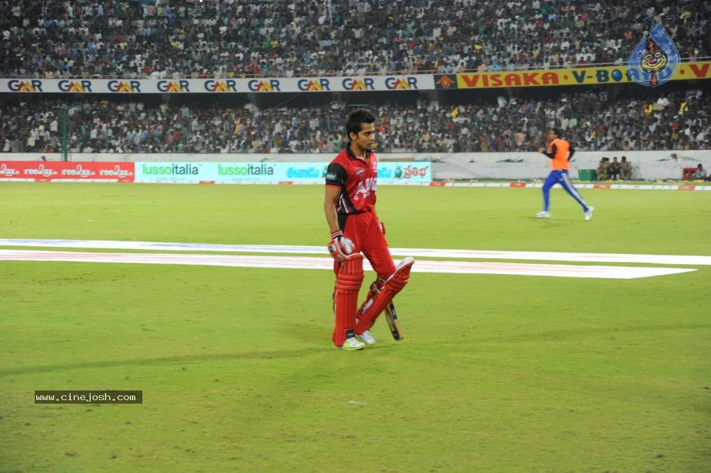 Telugu Warriors Vs Karnataka Bulldozers Match Photos 04 - 79 / 173 photos
