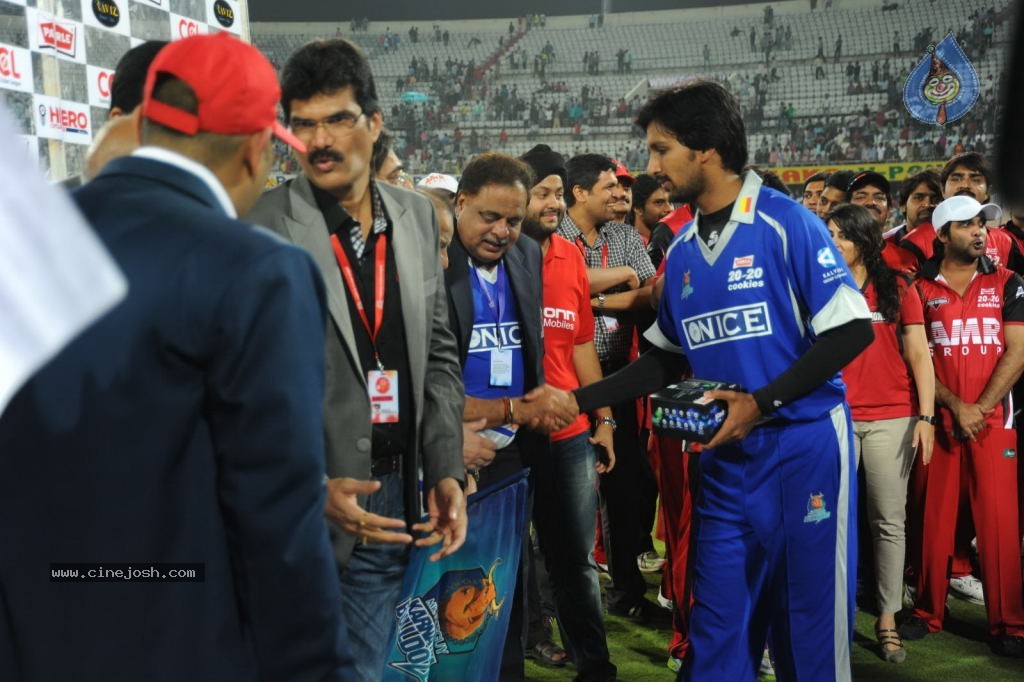 Telugu Warriors Vs Karnataka Bulldozers Match Photos 04 - 86 / 173 photos