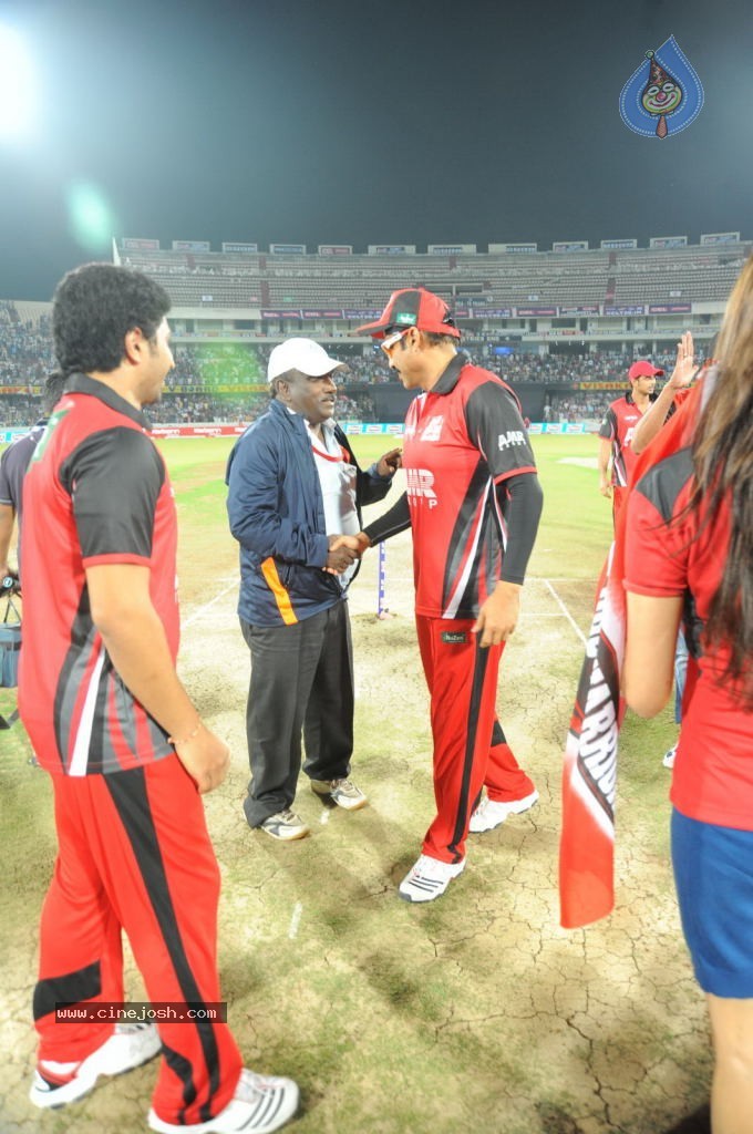 Telugu Warriors Vs Karnataka Bulldozers Match Photos 04 - 95 / 173 photos