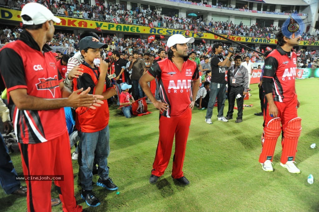 Telugu Warriors Vs Karnataka Bulldozers Match Photos 04 - 123 / 173 photos
