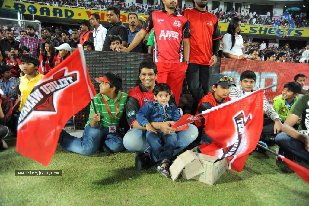 Telugu Warriors Vs Karnataka Bulldozers Match Photos 04 - 158 / 173 photos