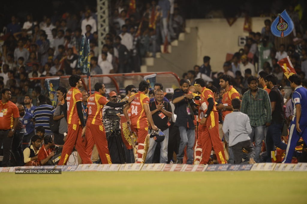 Telugu Warriors Vs Karnataka Bulldozers Match Stills - 93 / 190 photos
