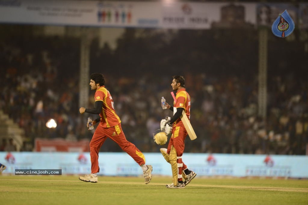 Telugu Warriors Vs Karnataka Bulldozers Match Stills - 165 / 190 photos