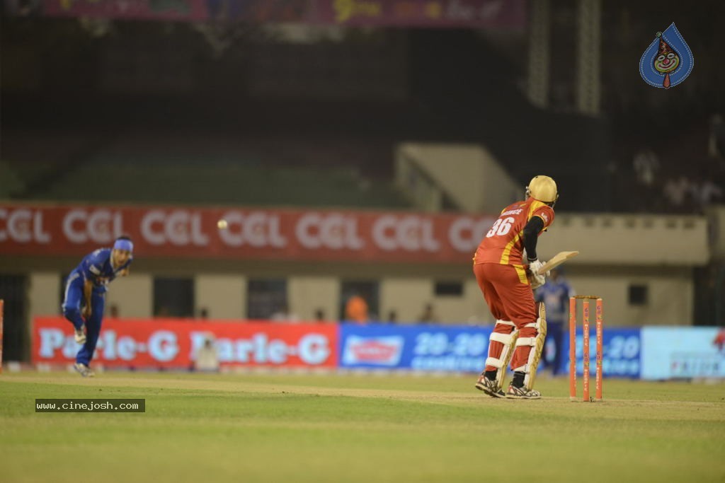 Telugu Warriors Vs Karnataka Bulldozers Match Stills - 168 / 190 photos