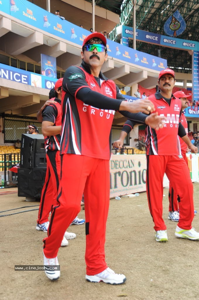 Telugu Warriors Vs Kerala Strikers Match Photos 01 - 18 / 91 photos