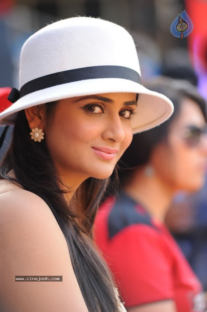 Telugu Warriors Vs Kerala Strikers Match Photos 02 - 78 / 114 photos