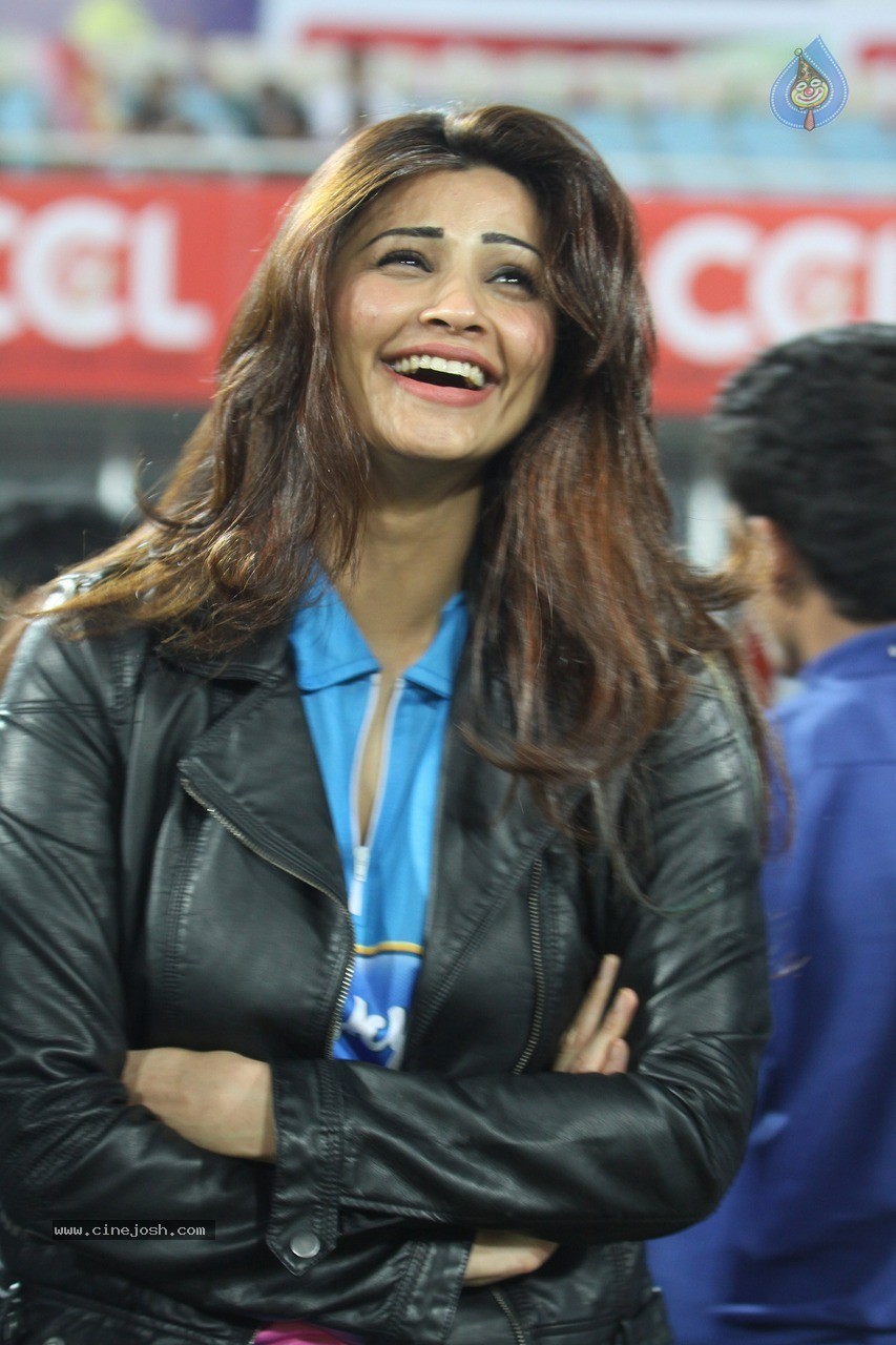 Telugu Warriors Vs Mumbai Heroes Match Photos - 8 / 150 photos