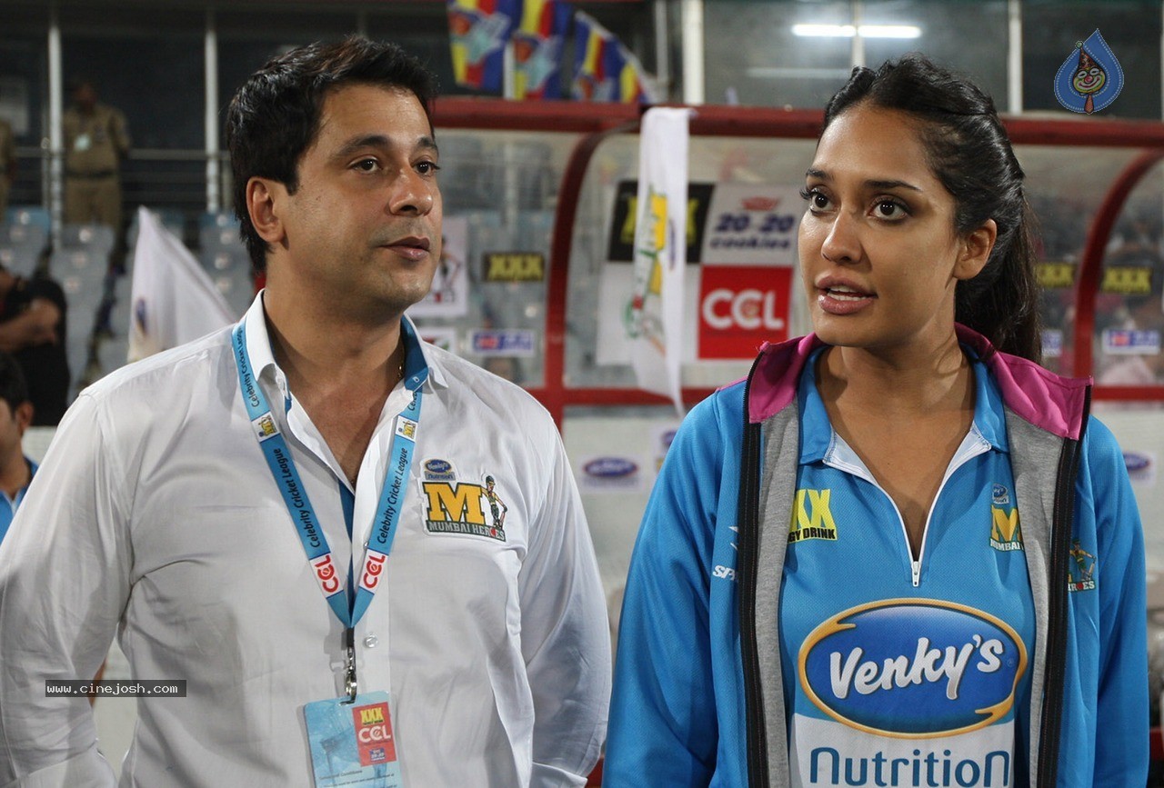 Telugu Warriors Vs Mumbai Heroes Match Photos - 46 / 150 photos