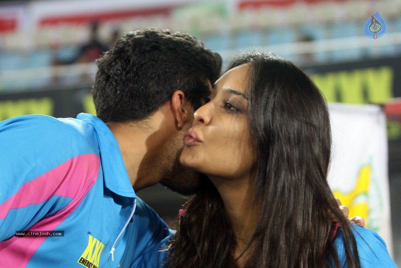 Telugu Warriors Vs Mumbai Heroes Match Photos - 52 / 150 photos