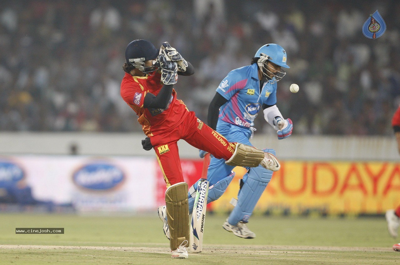 Telugu Warriors Vs Mumbai Heroes Match Photos - 72 / 150 photos