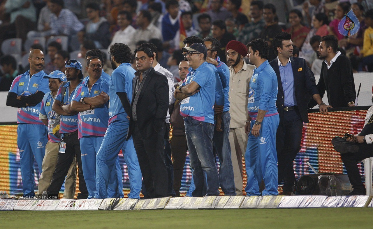 Telugu Warriors Vs Mumbai Heroes Match Photos - 77 / 150 photos