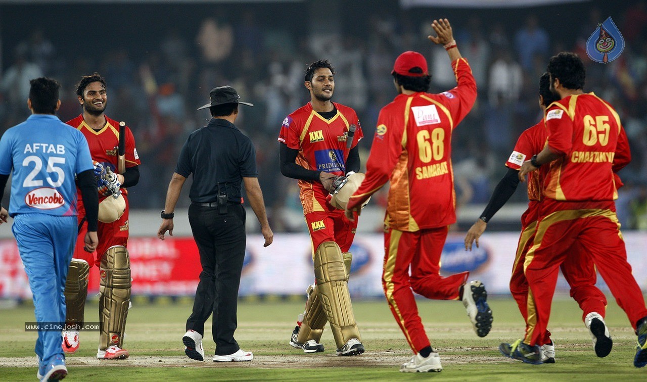 Telugu Warriors Vs Mumbai Heroes Match Photos - 83 / 150 photos