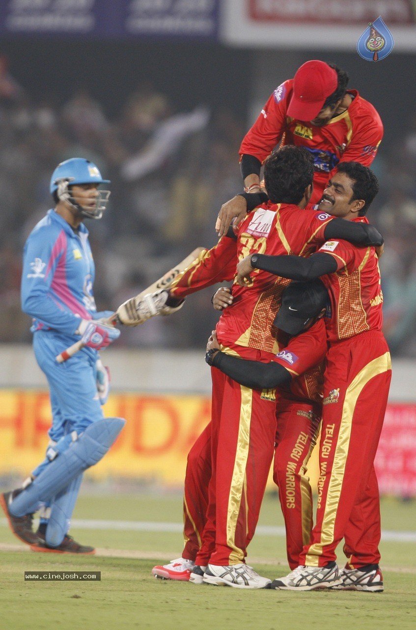 Telugu Warriors Vs Mumbai Heroes Match Photos - 86 / 150 photos