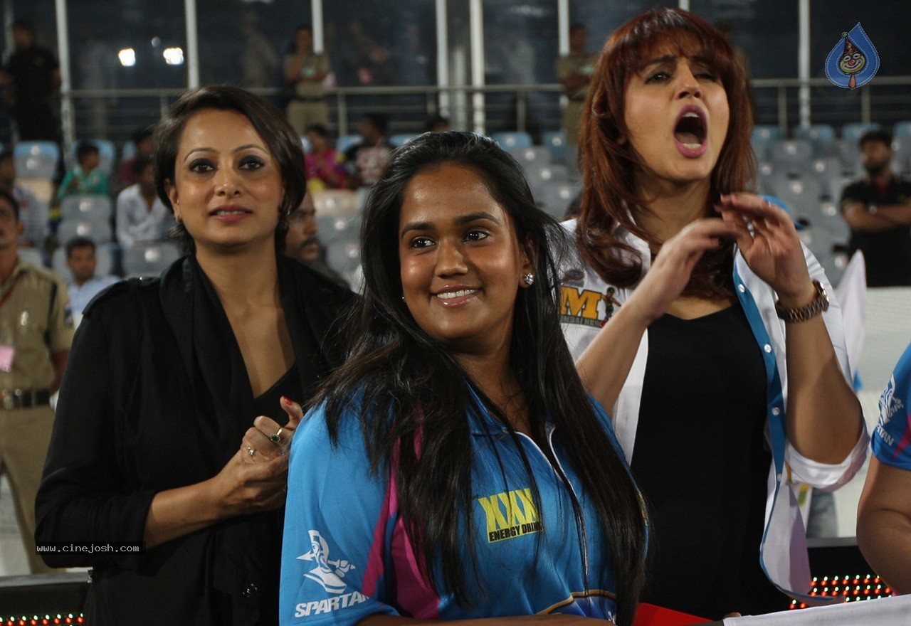 Telugu Warriors Vs Mumbai Heroes Match Photos - 91 / 150 photos