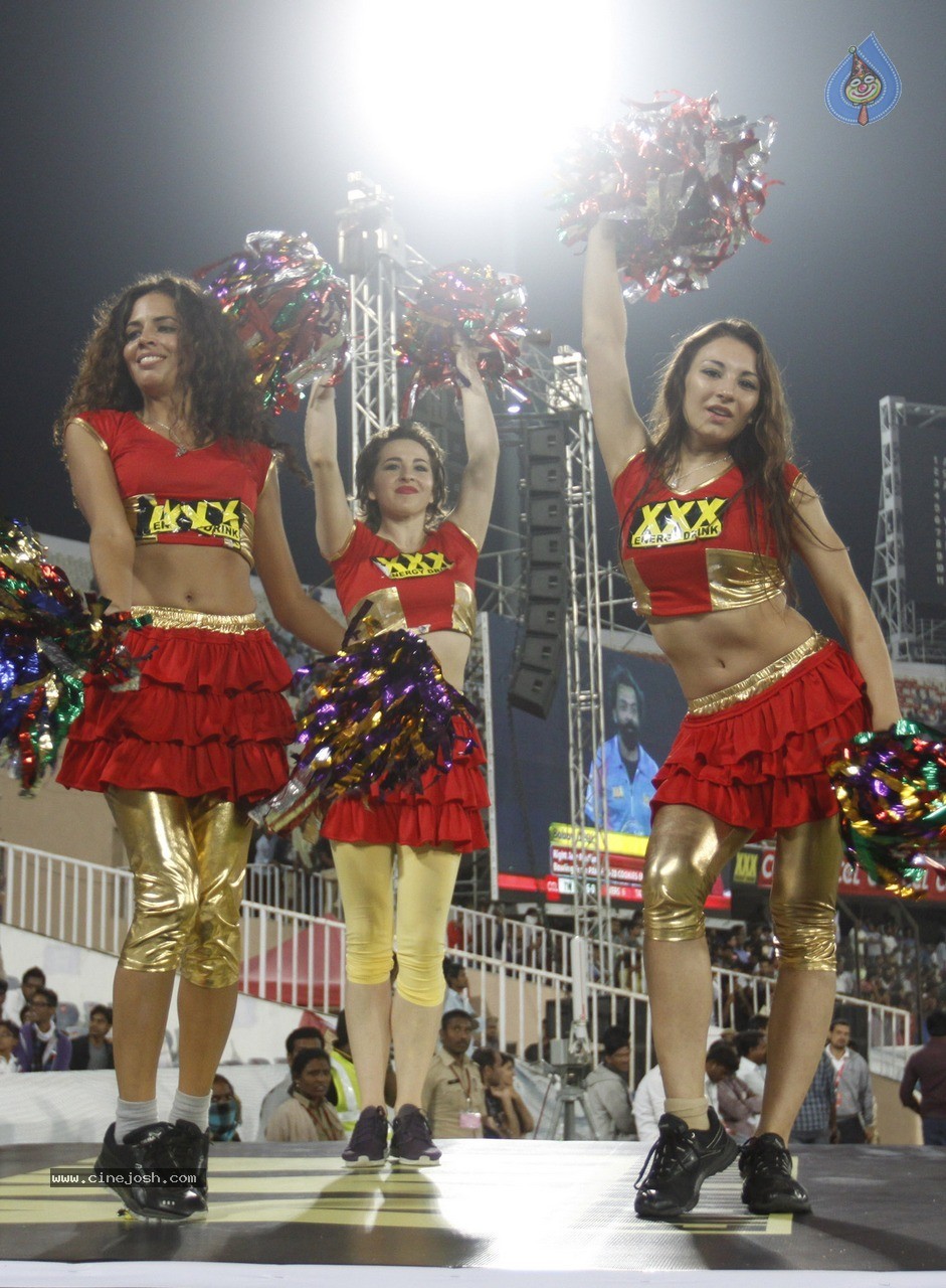 Telugu Warriors Vs Mumbai Heroes Match Photos - 93 / 150 photos