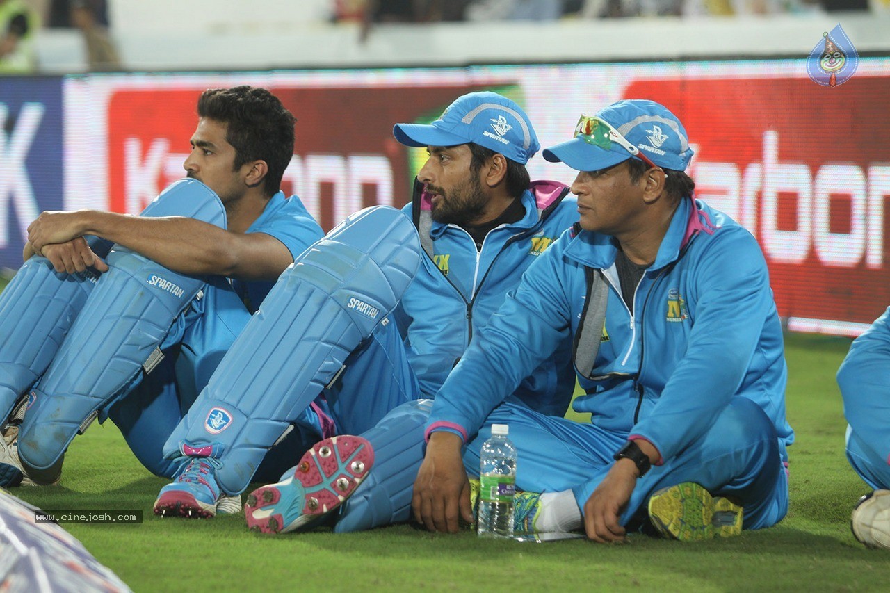 Telugu Warriors Vs Mumbai Heroes Match Photos - 94 / 150 photos