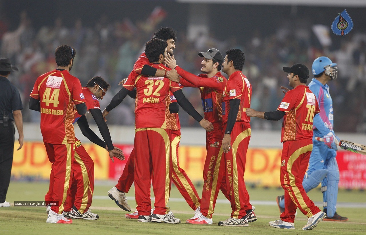 Telugu Warriors Vs Mumbai Heroes Match Photos - 96 / 150 photos
