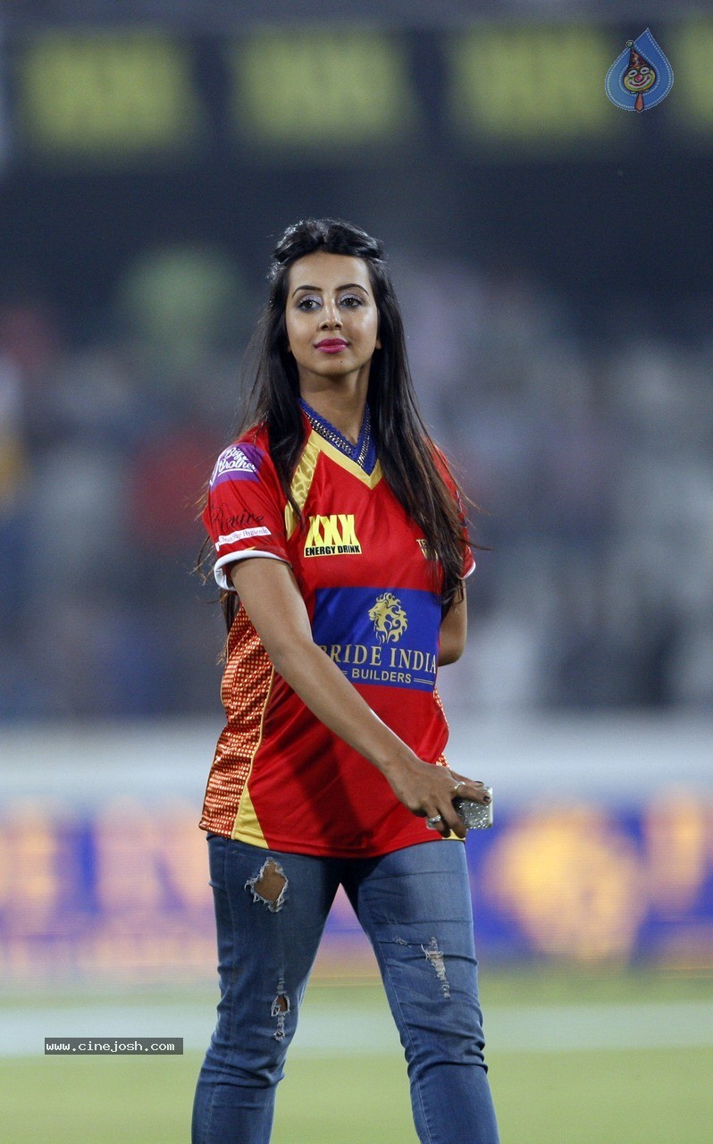 Telugu Warriors Vs Mumbai Heroes Match Photos - 104 / 150 photos