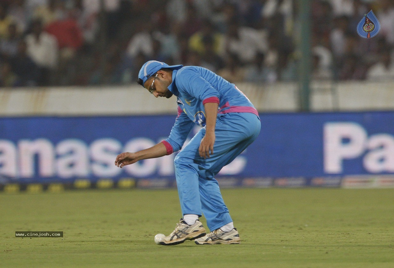 Telugu Warriors Vs Mumbai Heroes Match Photos - 147 / 150 photos