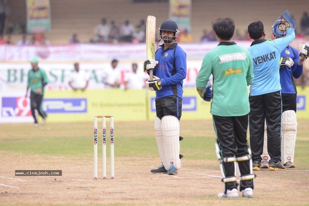 Tollywood Cricket Match in Vijayawada 01 - 34 / 163 photos