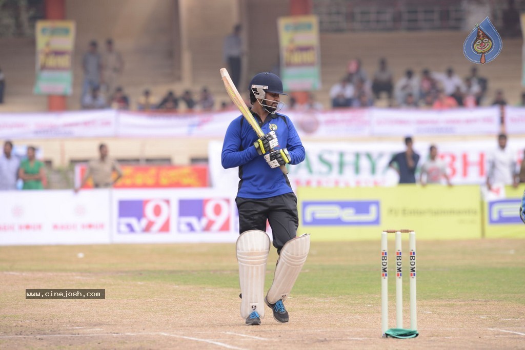 Tollywood Cricket Match in Vijayawada 01 - 83 / 163 photos