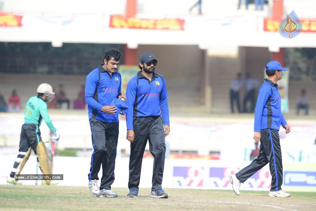 Tollywood Cricket Match in Vijayawada 01 - 94 / 163 photos