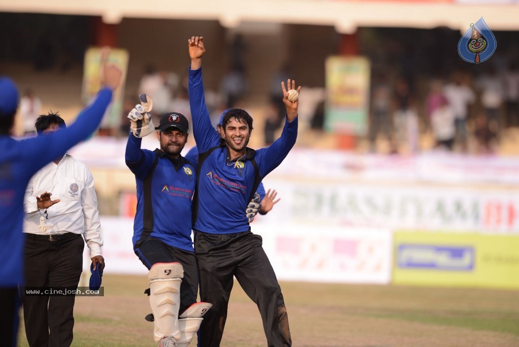 Tollywood Cricket Match in Vijayawada 01 - 109 / 163 photos