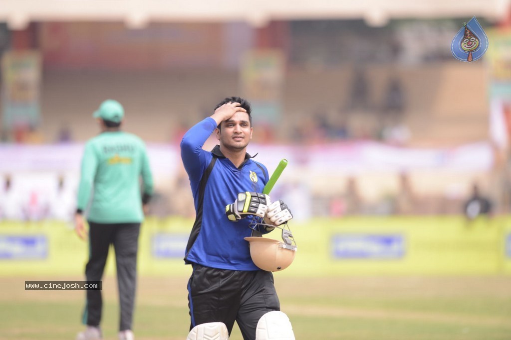Tollywood Cricket Match in Vijayawada 01 - 121 / 163 photos