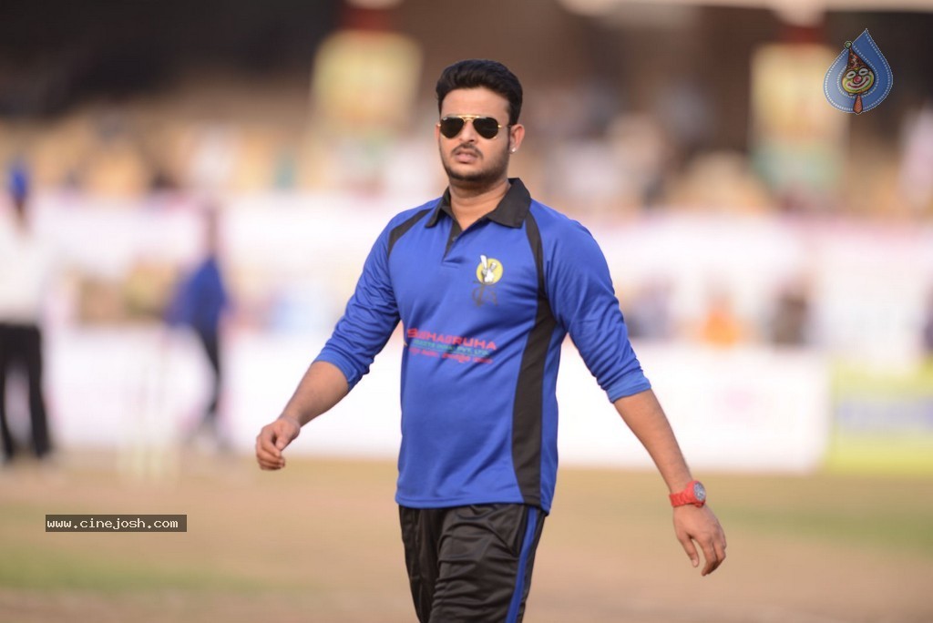 Tollywood Cricket Match in Vijayawada 01 - 126 / 163 photos