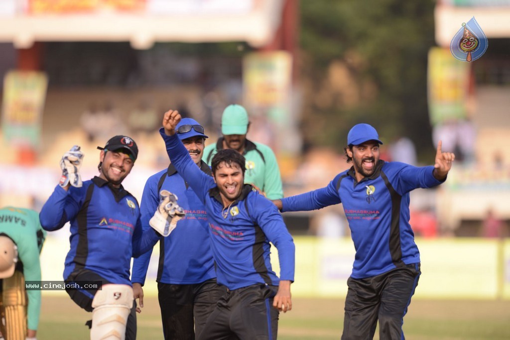 Tollywood Cricket Match in Vijayawada 01 - 130 / 163 photos