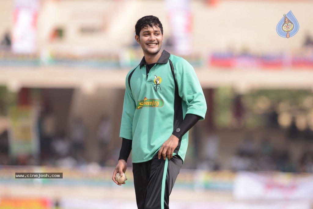 Tollywood Cricket Match in Vijayawada 01 - 132 / 163 photos