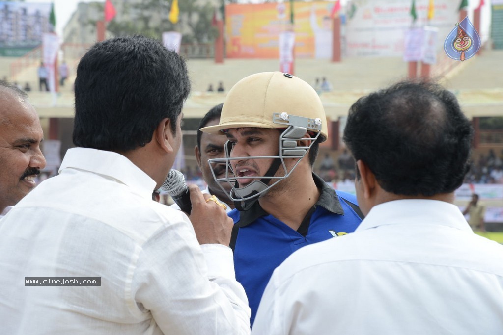 Tollywood Cricket Match in Vijayawada 02 - 32 / 53 photos