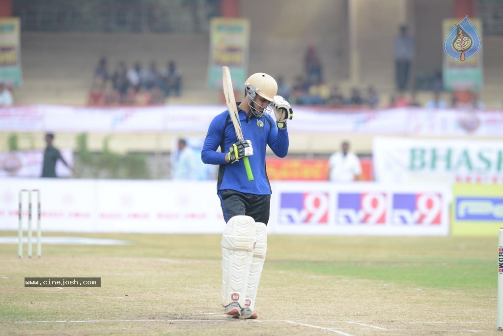 Tollywood Cricket Match in Vijayawada 02 - 35 / 53 photos