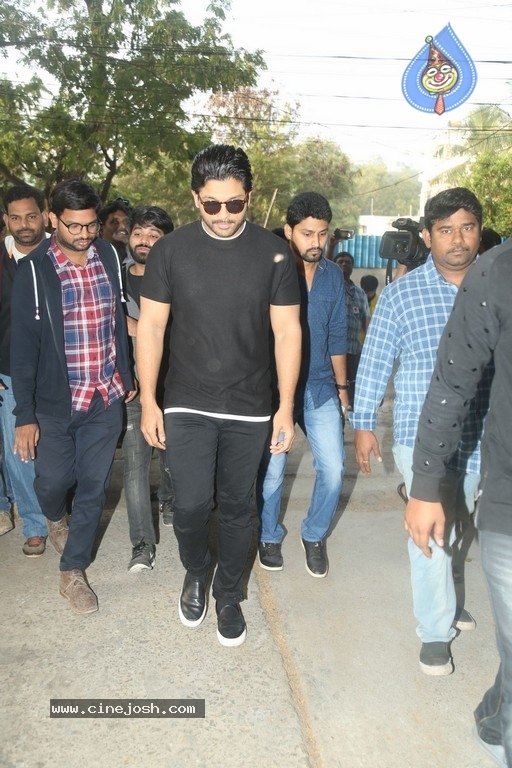 Tollywood Stars Cast their Votes 2018 - 28 / 103 photos