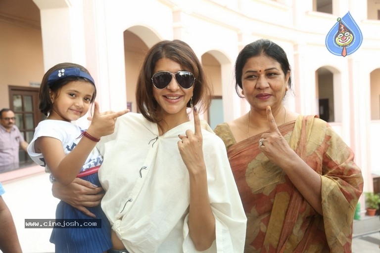 Tollywood Stars Cast their Votes 2018 - 78 / 103 photos