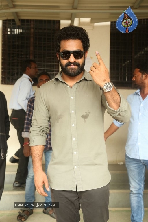 Tollywood Stars Cast their Votes 2018 - 83 / 103 photos