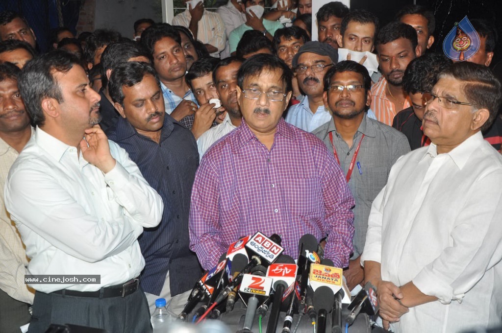 TV Artists Attack MAA TV Office - 9 / 22 photos