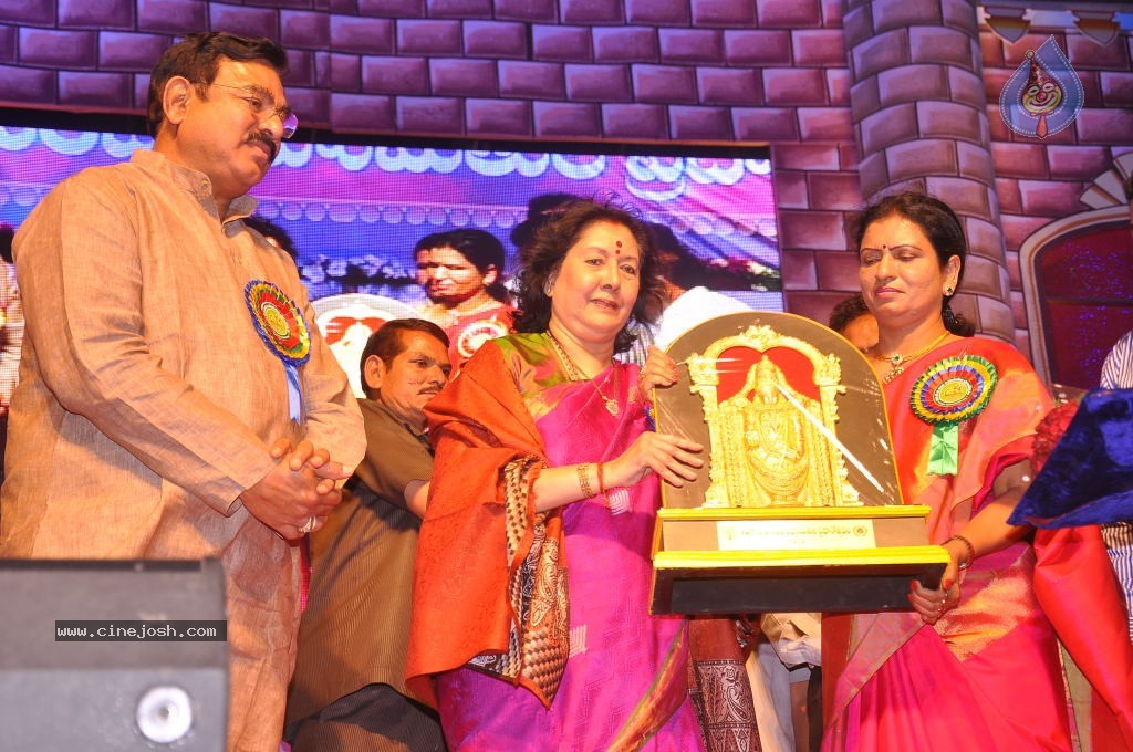 TV Nandi Awards 2011 - 209 / 326 photos