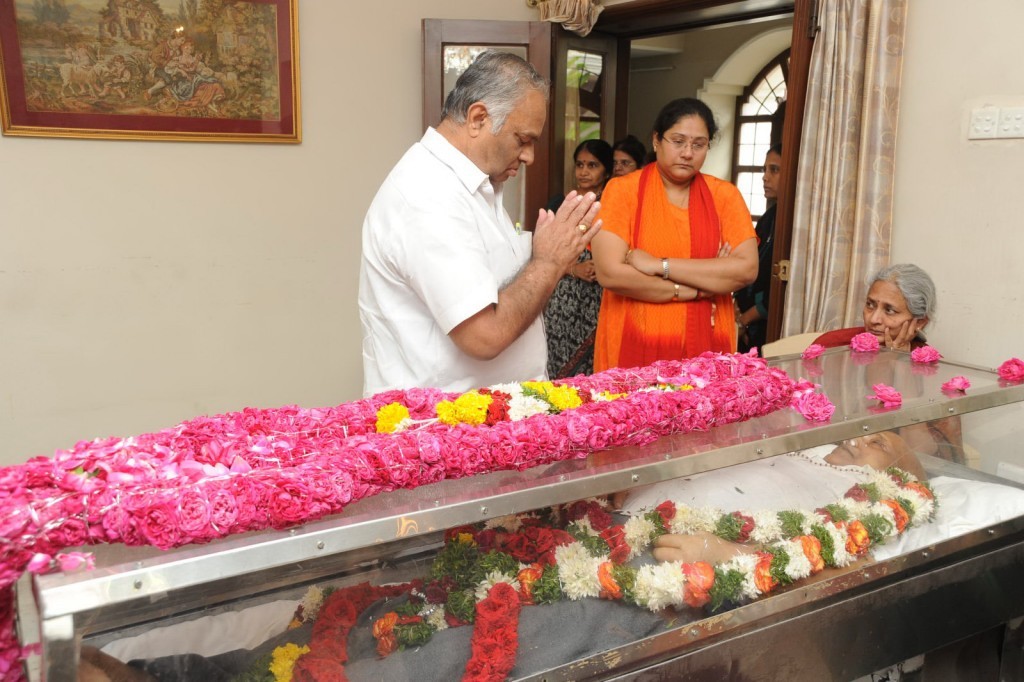 Vadde Ramesh Condolences Photos - 137 / 149 photos