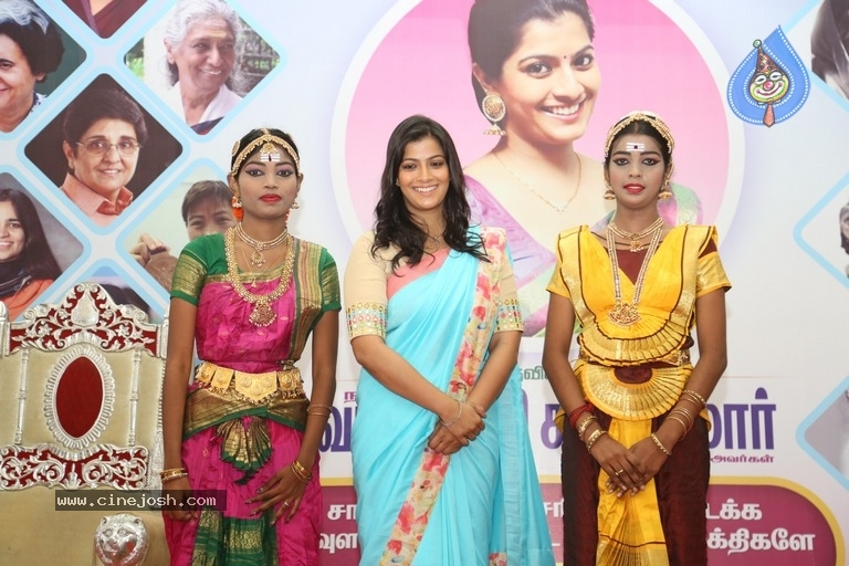 Varalaxmi Sarathkumar At Blood Donation Camp - 7 / 19 photos