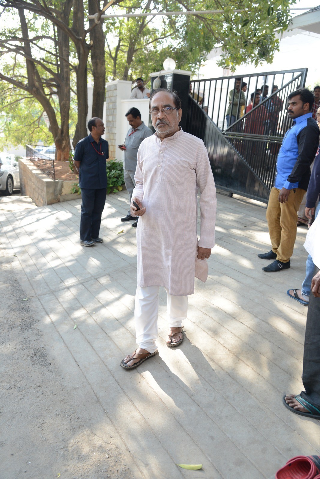 VB Rajendra Prasad Condolences Photos 01 - 31 / 170 photos